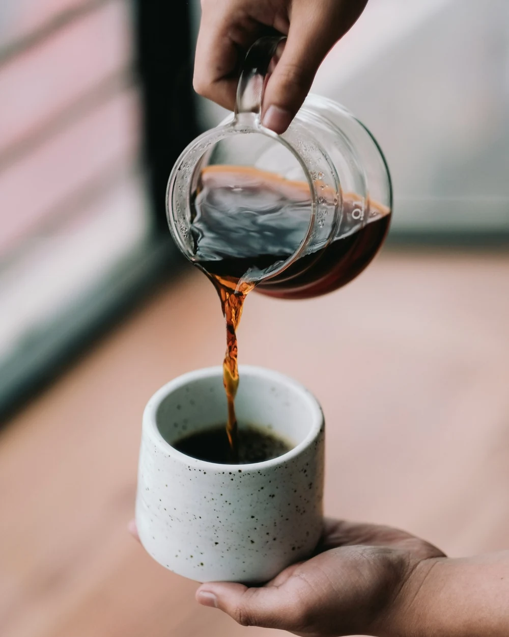 Café recién colado sirviéndose en una taza